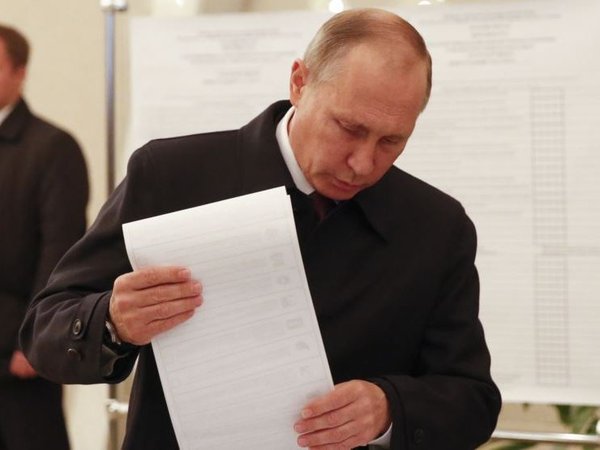 Владимир Путин голосует на выборах