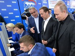 Сергей Неверов, Дмитрий Медведев и Владимир Путин в штабе партии "Единая Россия" в день голосования на выборах в Госдуму. Москва, 18 сентября 2016.