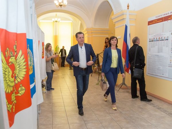 Единый день голосования в Астрахани. Губернатор Александр Жилкин (в центре) на избирательном участке.