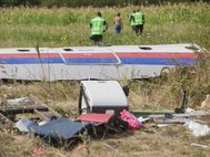 Эксперты, расследующие причину крушения рейса MH17, на месте катастрофы. 7 августа 2014
