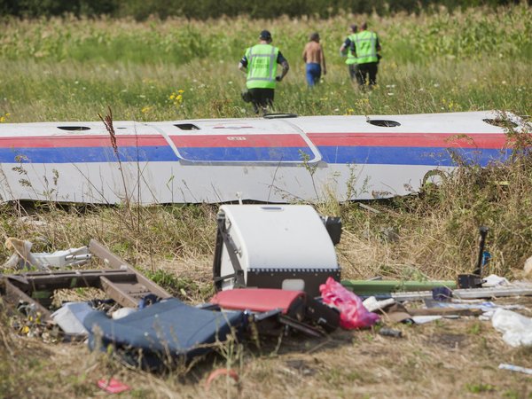 Эксперты, расследующие причину крушения рейса MH17, на месте катастрофы. 7 августа 2014