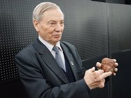 Клим Иванович Чурюмов показывает место приземления "Розетты"