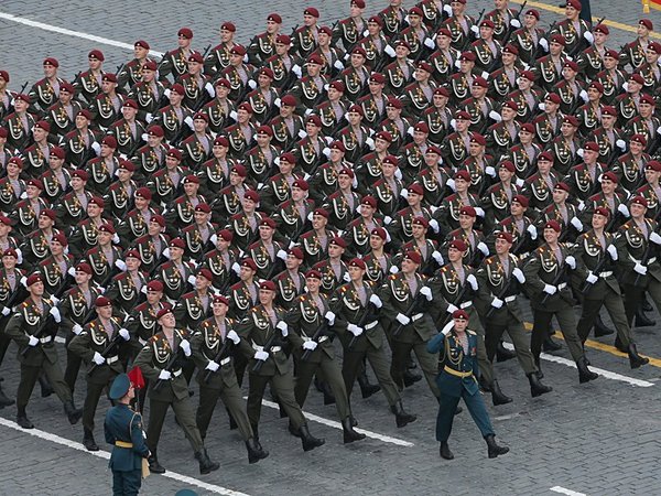 Военнослужащие Федеральной службы войск национальной гвардии участвуют в Параде Победы. 9 мая 2016 года.