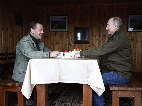 Медведев и Путин на озере Ильмень