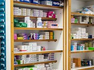 Полка  с лекарствами в аптеке