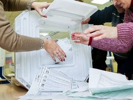 Подсчет голосов на избирательном участке.
