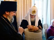 Патриарху Кириллу подарили щенка корги