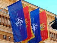 Флаги Черногории и НАТО