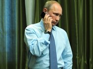 Владимир Путин говорит по телефону