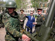 Д.Медведев с военными