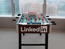 Настольный  футбол с логотипом ЛинкедИн / LinkedIn