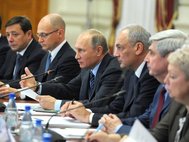 Владимир Путин (в центре) на заседании Совета по межнациональным отношениям