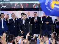 "Грузинская мечта" в день первого тура выборов. Бидзина Иванишвили (в центре) приветствует сторонников партии. 8 октября 2016