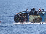 Перевернувшееся судно с мигрантами.