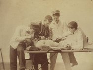 Студенты Мичиганского университета на занятиях по анатомии (1893)