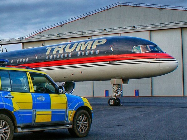 Самолет Дональда Трампа и британский полицейский автомобиль.