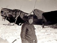 Михаил Водопьянов у самолета АНТ-6 на Северном полюсе. 21 мая 1937