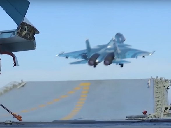 Истребитель Су-33 взлетает с палубы авианосца "Адмирал Кузнецов"