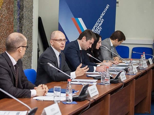 Сергей Кириенко (в центре) с лидерами ОНФ