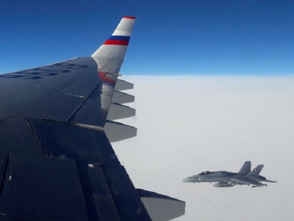 Истребитель F/A-18 сопровождает российский Ил-96