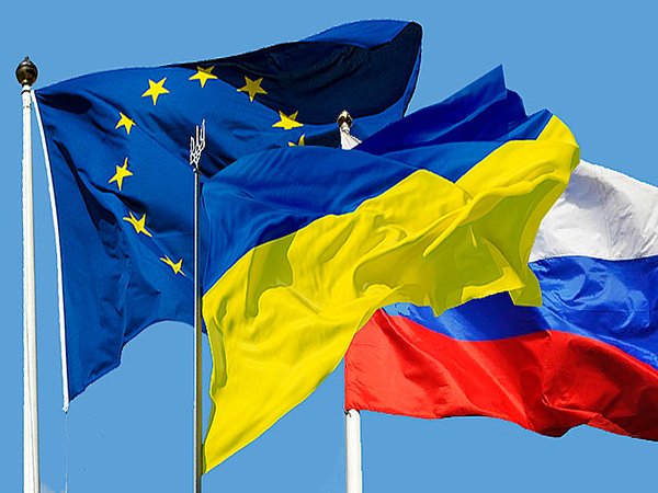 Флаги ЕС, Росии и Украины.