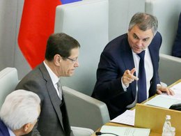 Вячеслав Володин (справа) на пленарном заседании Государственной Думы