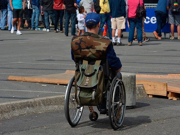 Человек в инвалидной коляске