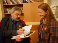 Лауреат премии "Просветитель" Сергей Кавтарадзе подписывает свою книгу