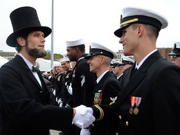 Актер в роли дяди Сэма поздравляет моряков только что принявших присягу.