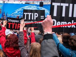 Протестующие против Трансатлантического торгового соглашения