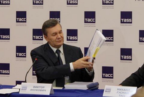 Виктор Янукович на пресс-конференции 25 ноября 2016 показывает Реестр вещественных доказательств