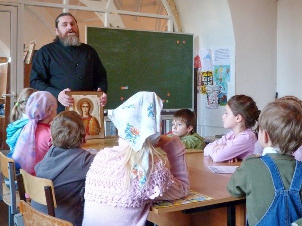 Дети изучают основы православной веры в воскресной школе