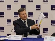 Виктор Янукович на пресс-конференции 25 ноября 2016 показывает Реестр вещественных доказательств
