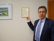 Евгений Ивахненко в своем кабинете