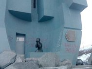 Монумент «Маска скорби» в Магадане после вандалов