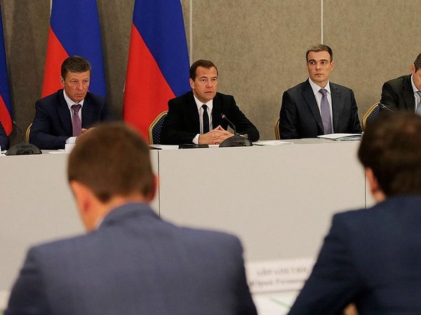 Д. Медведев на совещании с членами правительства.