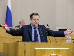 Председатель Комитета по бюджету и налогам Андрей Макаров во время выступления на заседании Госдумы 7 декабря 2016