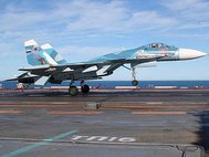 Посадка корабельного истребителя Су-33 на палубу авианосца "Адмирал Кузнецов"