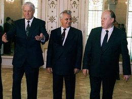 Президент РФ Борис Ельцин, Президент Украины Леонид Кравчук и Председатель Верховного Совета Белоруссии Станислав Шушкевич.
