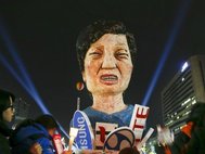 Фигура Пак Кын Хе на демонстрации