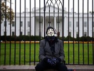 Человек в маске перед Белым домом.