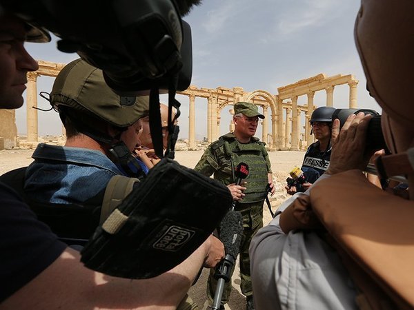 Западные журналисты берут интервью у российских военных после разминирования Пальмиры в апреле 2016 года