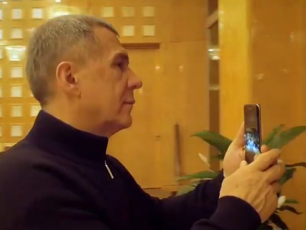 Рустам Минниханов в ролике Mannequin Challenge