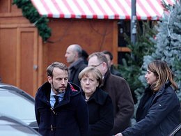 Ангела Меркель (в центре) на месте теракта на рождественской ярмарке в Берлине. 20 декабря 2016
