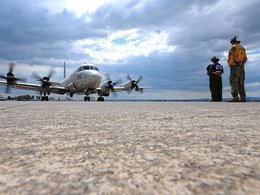 Самолет морского патруля США готовится вылететь на поиски потерпевшего крушение аэробуса A320-232 авиакомпании EgyptAi