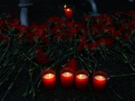 Цветы и свечи в память погибших около ночного клуба Reina.