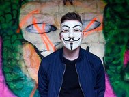 Хакер в маске Гая Фокса, культового героя хакеров.