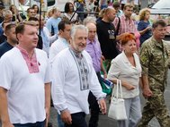 Павел Жебривский (в центре) на празднике Дня независимости Украины