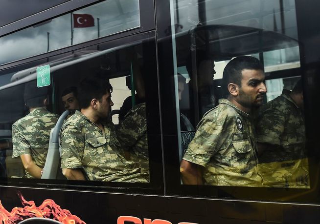 Арестованные после путча в Турции солдаты.