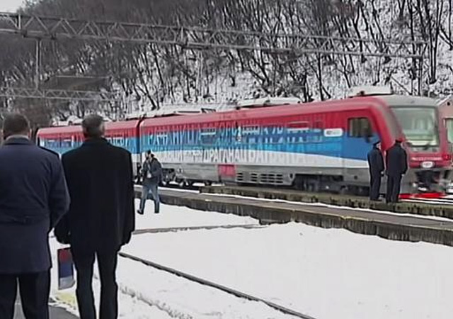 Поезд с надписью "Косово - это Сербия".